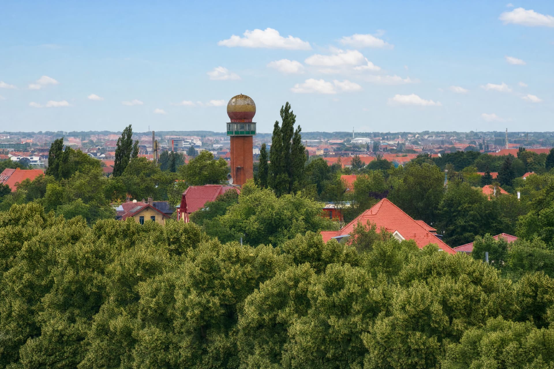 Blick über die Dächer im Großraum Leipzig mit dem Wasserturm über den Baumkronen
