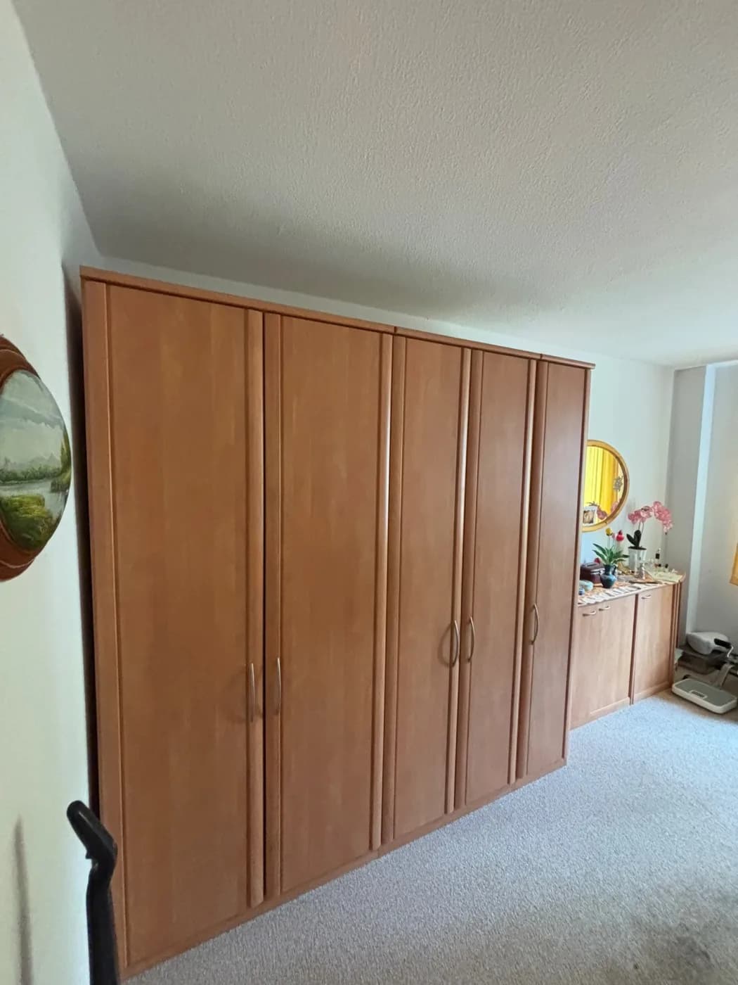 Möbliertes Schlafzimmer mit Kleiderschrank vor der Haus-Entrümpelung