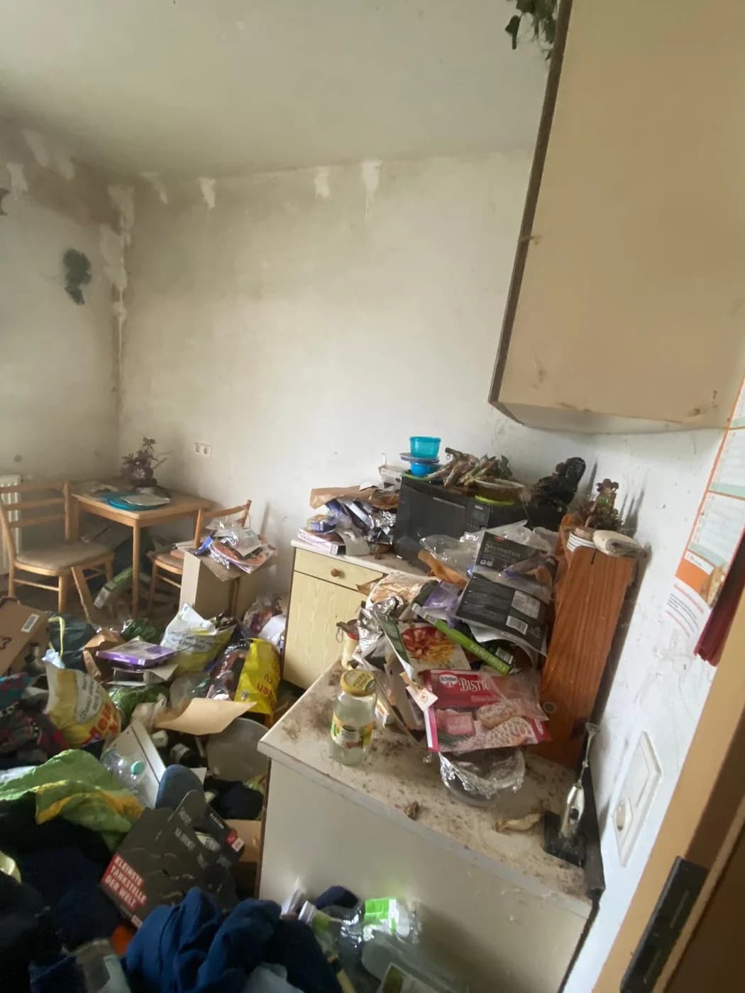 Stark vollgestellter Raum mit Hausrat und Müll vor der Haus-Entrümpelung