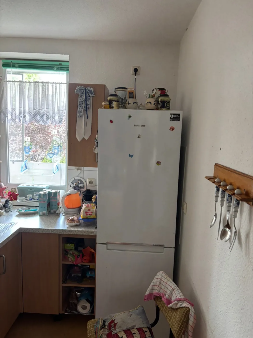 Bewohnte Küche in einem Seniorenhaushalt in Leipzig vor der Haushaltsauflösung