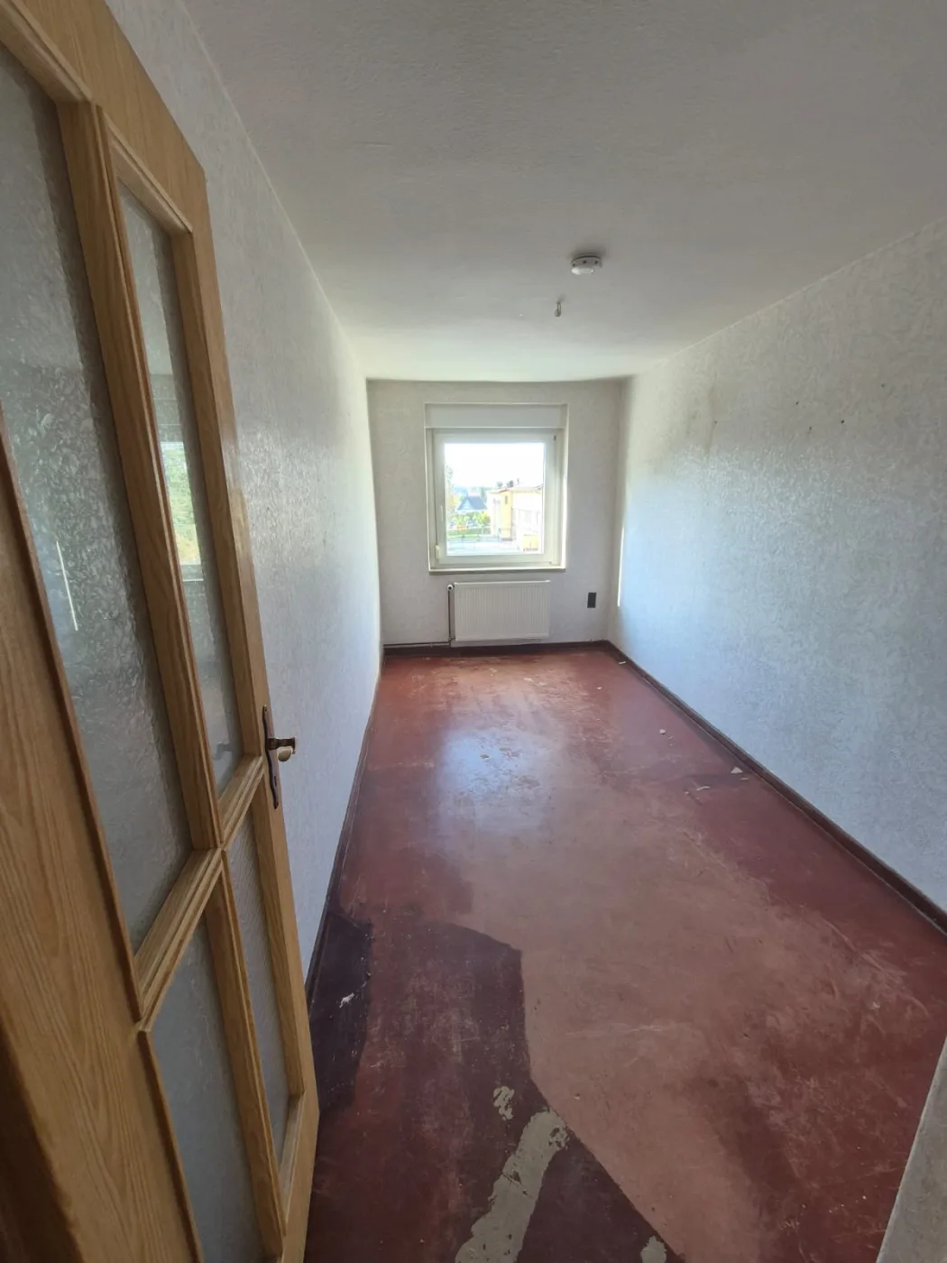 Leeres, besenrein übergebenes Zimmer nach der Haushaltsauflösung