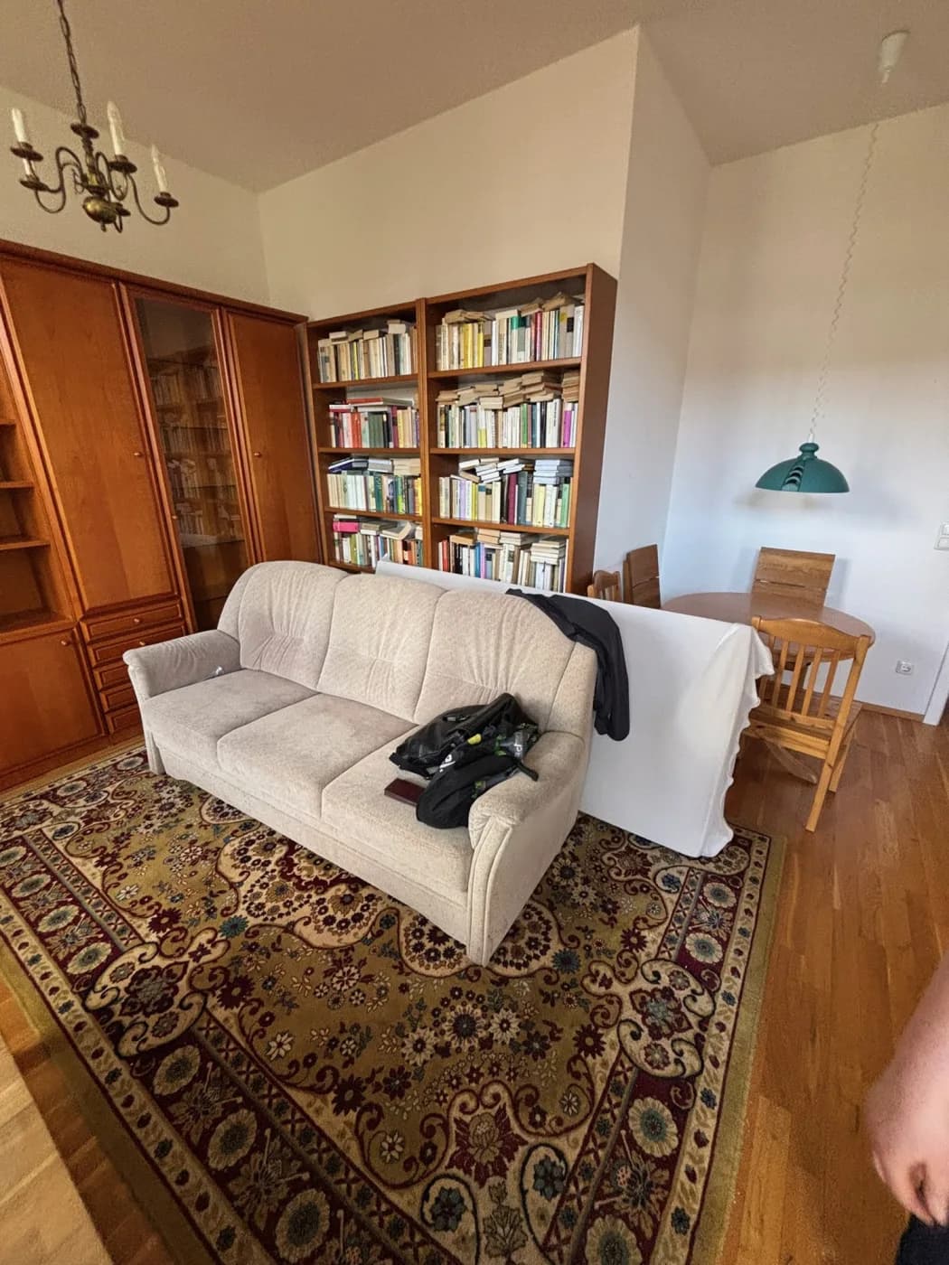Volles Bücherregal in einer Wohnung, dessen Inhalt bei der Nachlassräumung gesichert wird