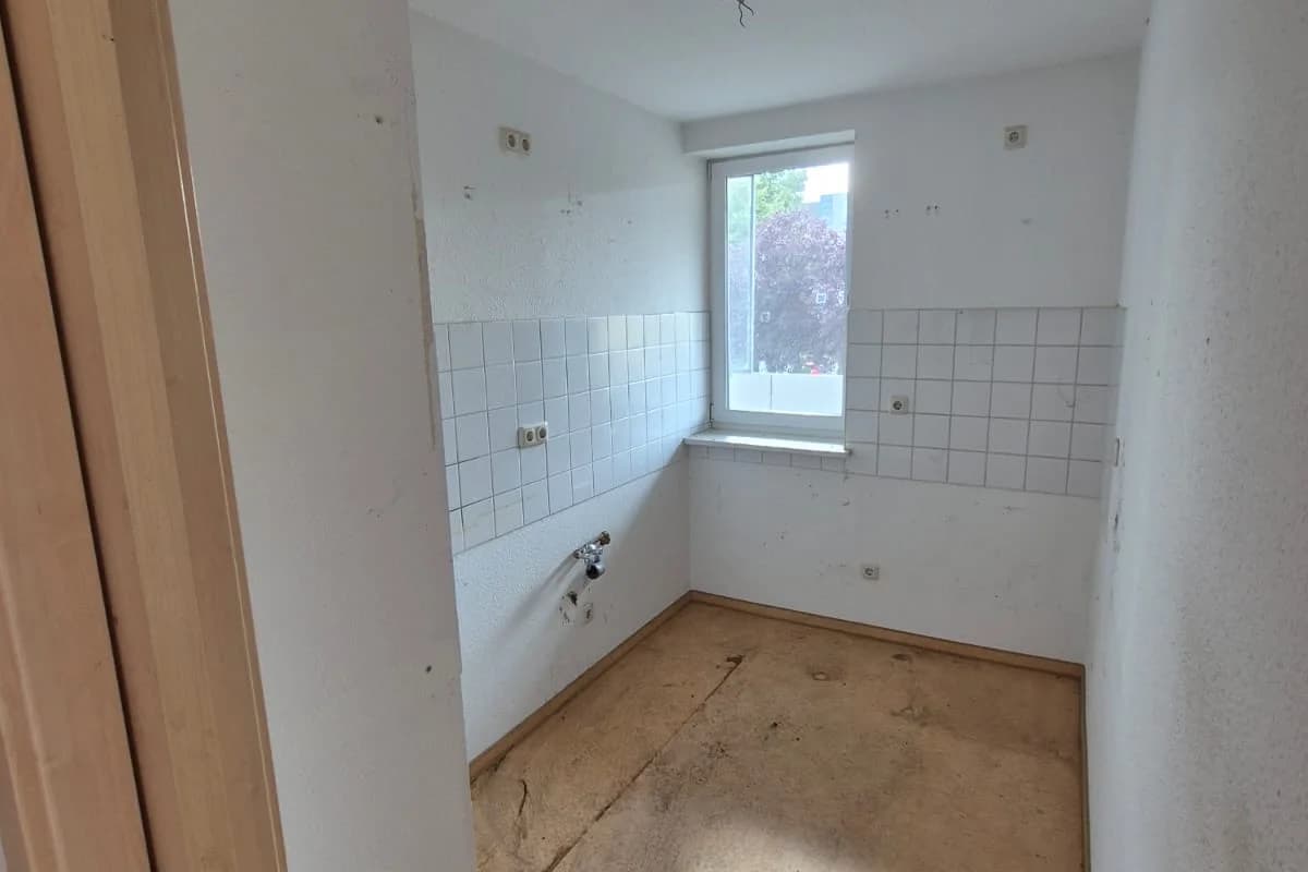 Leere Küche nach der Räumung, besenrein zur Übergabe