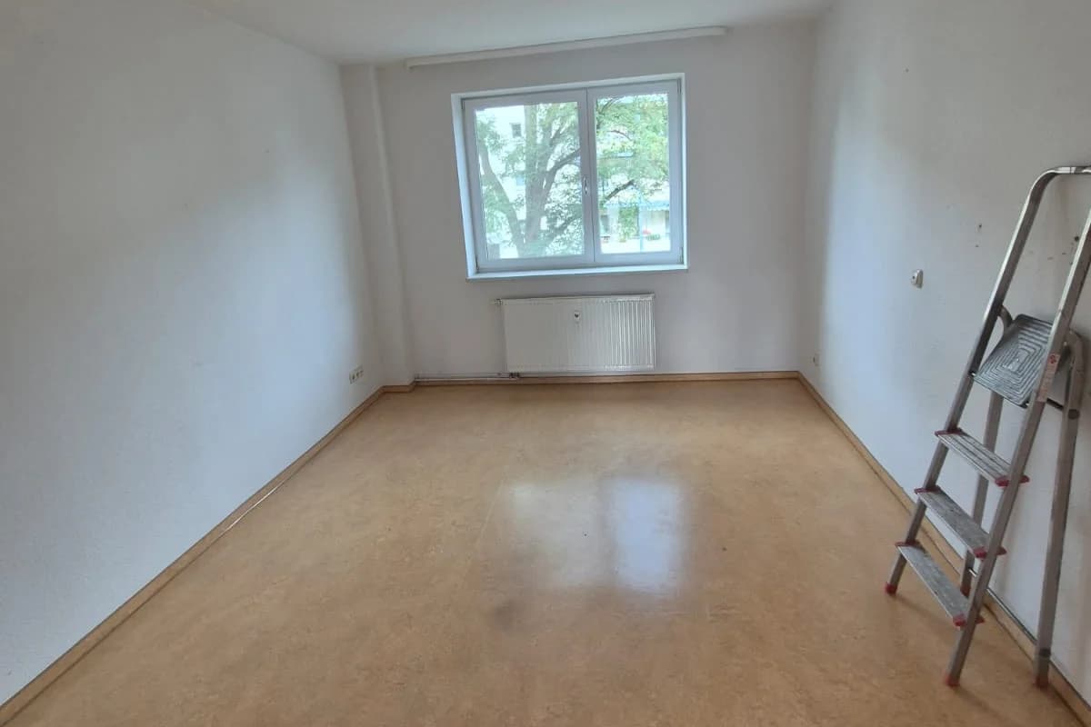 Leeres, besenrein übergebenes Zimmer nach einer Entrümpelung