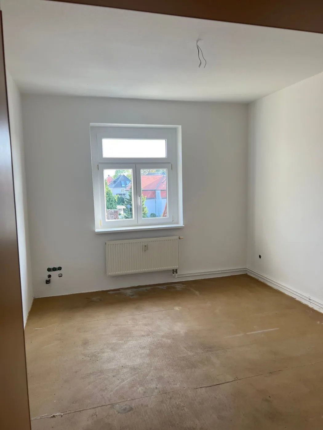 Derselbe Arbeitsschritt fertig: Raum frisch weiß gestrichen und hergerichtet